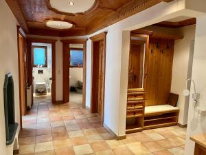 维尔德科格尔山麓布兰贝格Appartement Josefine的家庭走廊,带卫生间的浴室
