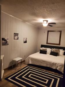 默特尔比奇Downtown MB House NEW furniture的一间卧室配有一张床和吊扇