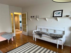 科科拉Apartment Puistokatu的客厅设有床铺和木地板