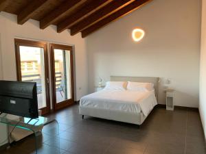 贝加莫Bes Residence Bergamo Polaresco的一间卧室配有一张床和一台平面电视