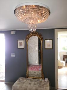 奥斯陆TT Mansion的吊灯房间的大镜子