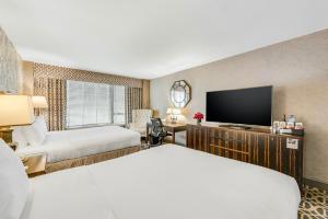华盛顿麦迪逊希尔顿酒店的酒店客房设有两张床和一台平面电视。
