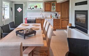 法尔松4 Bedroom Amazing Home In Farsund的设有带木桌和椅子的厨房以及带