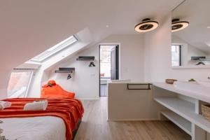 根特Margriet Apart-Suites的白色的客房设有床和水槽