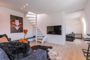 根特Margriet Apart-Suites的带沙发和楼梯的客厅