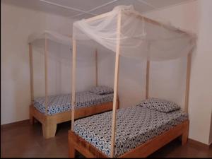 斯基灵角CAMPAMENTO CHEZ CAMPOS的带天蓬的客房内的两张单人床