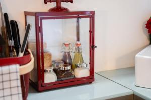 塞扎纳9b-The Tiny House的一个小玻璃架,在柜台上放有瓶子
