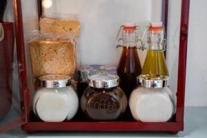 塞扎纳9b-The Tiny House的冰箱里装满了不同种类的食物和饮料