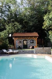 塞扎纳9b-The Tiny House的一座小房子,毗邻一个大型游泳池
