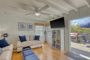 Ocean Bay ParkThe Surfcomber Multi-Residence Home的带沙发和吊扇的客厅