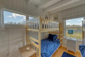 Ocean Bay ParkThe Surfcomber Multi-Residence Home的客房设有双层床和窗户。