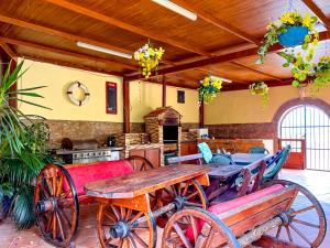 Arico ViejoExquisite rural house with garden, pool and sea views的庭院设有木桌和木车。