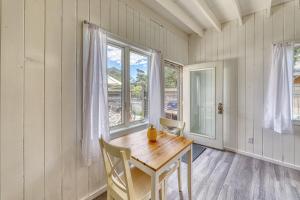 Ocean Bay ParkThe Surfcomber Multi-Residence Home的一间带桌子和窗户的用餐室