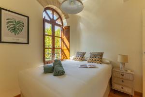 塞维利亚Charming 2 Bedroom Apartment at Sevilla City Center By Cityzen的卧室配有白色的床和窗户