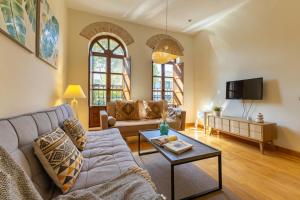 塞维利亚Charming 2 Bedroom Apartment at Sevilla City Center By Cityzen的客厅配有沙发和桌子