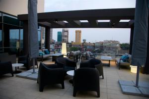 罗安达Hotel Continental Horizonte的阳台配有桌椅,享有城市美景。
