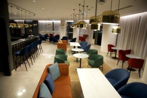 罗安达Hotel Continental Horizonte的一间带桌椅的餐厅和一间酒吧