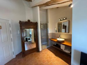 阿尔卡尼斯Torre Alta de Ram的一间带水槽和镜子的浴室