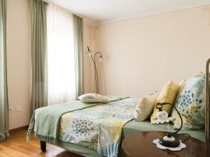 KomenŠpacapanova hiša的一间卧室配有一张床和一张带台灯的桌子