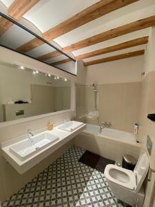 巴塞罗那Private room By BCN Center的浴室配有2个盥洗盆、卫生间和浴缸。