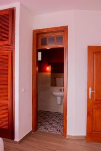普拉亚Villa PalMarina的客房内设有带水槽和卫生间的浴室