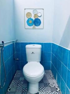 珍南海滩SOFEA HOMESTAY的蓝色瓷砖客房的浴室设有卫生间
