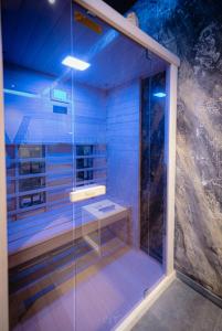 勒米尔蒙spa de la quarterelle LOVE ROOM 88 VOSGES的一间设有淋浴和长凳的房间