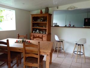 法兰西堡Nature的厨房以及带木桌和椅子的用餐室。