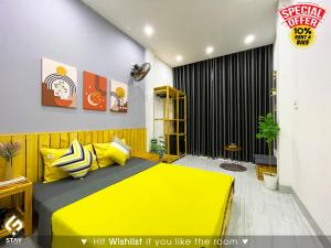 岘港FSTAY - COZY AND PEACEFUL HOMESTAY DA NANG的卧室里设有一张黄色的床