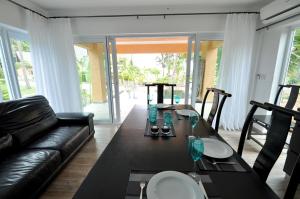 象岛白龙海景别墅的客厅配有黑色沙发和桌子
