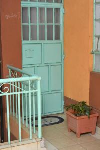内罗毕Nomads Luxurious Homes的大楼前的蓝色门