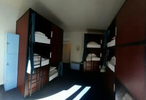 图卢兹Hostel Toulouse Wilson的一间客房内配有两张双层床的房间