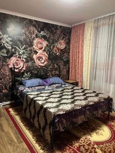 基希讷乌Комната Gold Rose的卧室配有一张墙上玫瑰床。