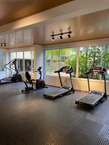 乌巴图巴JARDIM DAS PALMEIRAS II - HOME RESORT的健身房设有数台跑步机和椭圆机