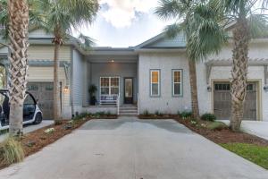 杰基尔岛Luxe Jekyll Island Home with Beach and Pool Access的前面有棕榈树的房子