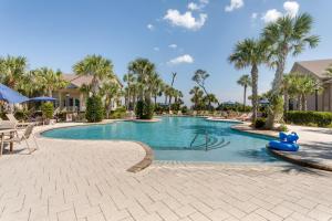 杰基尔岛Luxe Jekyll Island Home with Beach and Pool Access的棕榈树度假村的游泳池