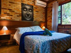 瓜尔达恩巴瓜尔达莱兹旅馆的卧室配有一张面朝墙壁的床