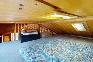 HectorSunny Serenity的木制客房内的一间卧室配有一张大床