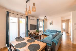 克拉科夫Apartament Chmielna Gold的客厅配有沙发和桌子