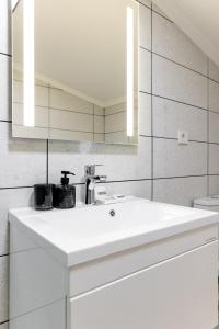 日托米尔Zhytomyr palace mimino的浴室设有白色水槽和镜子