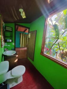 SierpeFinca La Puesta del Sol - Miramar de Sierpe的绿色浴室设有2个卫生间和窗户