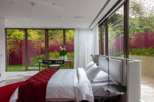 迈里波朗Unique Garden的一间卧室设有一张床和一个大窗户