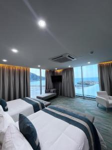MacutoHotel Vip La Guaira的酒店客房设有四张床,享有海景。