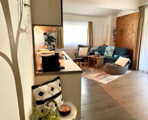 上柯尼希山麓米尔巴赫伯格特里普公寓的一间带厨房的客厅和一间带沙发的客厅