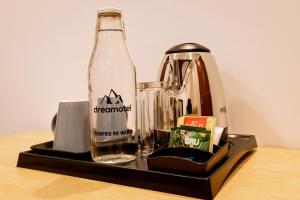 KanjikodeDreamotel Luxury Suites的桌子上的一瓶可乐和搅拌机