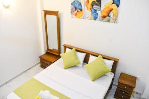 MinuwangodaTwinsTop Villa的客房内的白色沙发,配有两个黄色枕头