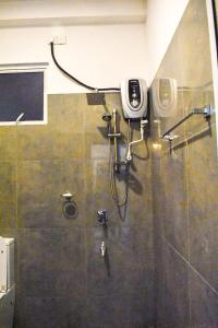 MinuwangodaTwinsTop Villa的浴室设有淋浴,墙上配有摄像头