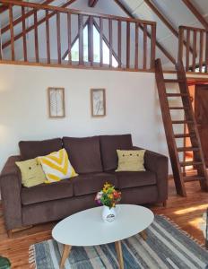 Haasienda - Nido del Colibri - Casa de Arbol的客厅配有沙发和桌子