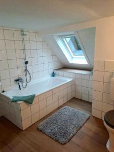 温特贝格Villa SKYLO的带浴缸和窗户的浴室