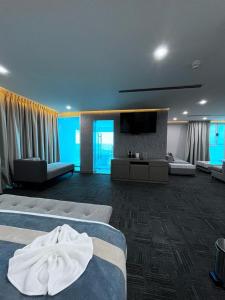 MacutoHotel Vip La Guaira的配有一张床和一台平面电视的酒店客房